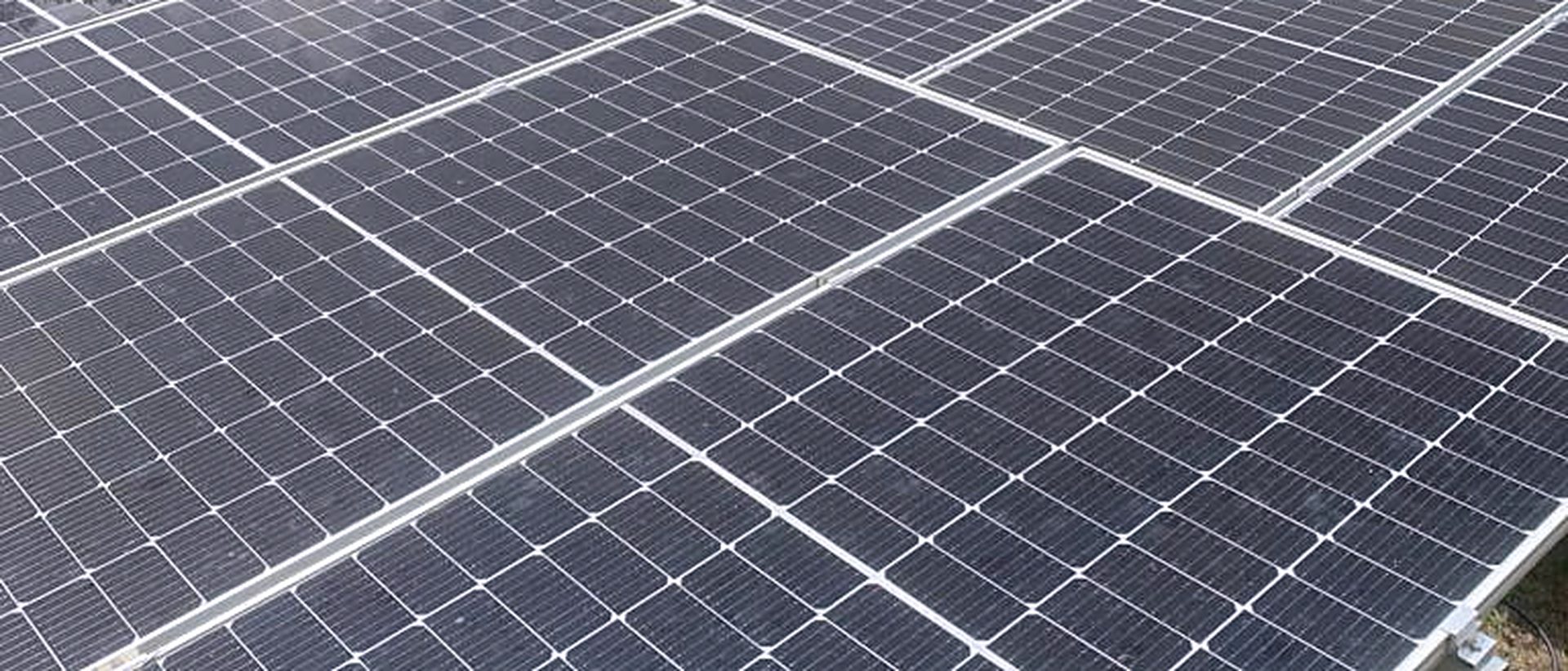 Módulos fotovoltaicos instalados pela Lucena Energia no projeto de Aldeia, em Pernambuco