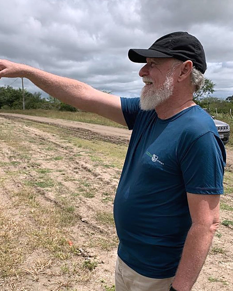 Murilo Pinto em campo, avaliando um terreno para instalação de usina fotovoltaica